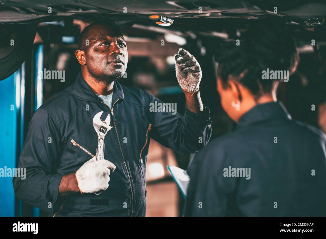 garage mécanicien équipe de travail auto service noir africain personnes professionnel travailleur ensemble Banque D'Images