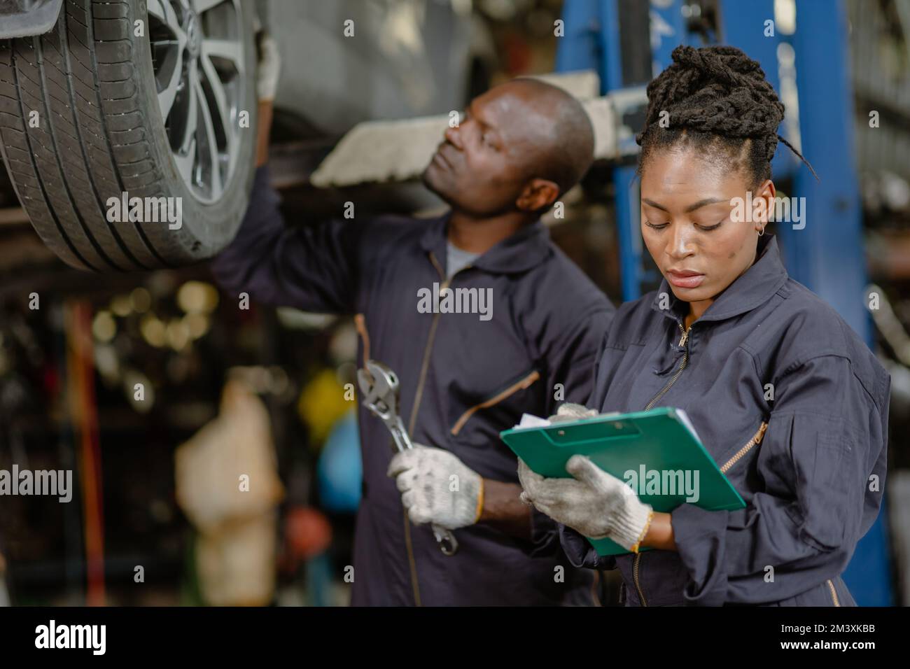 garage mécanicien équipe de travail auto service noir africain personnes professionnel travailleur ensemble Banque D'Images