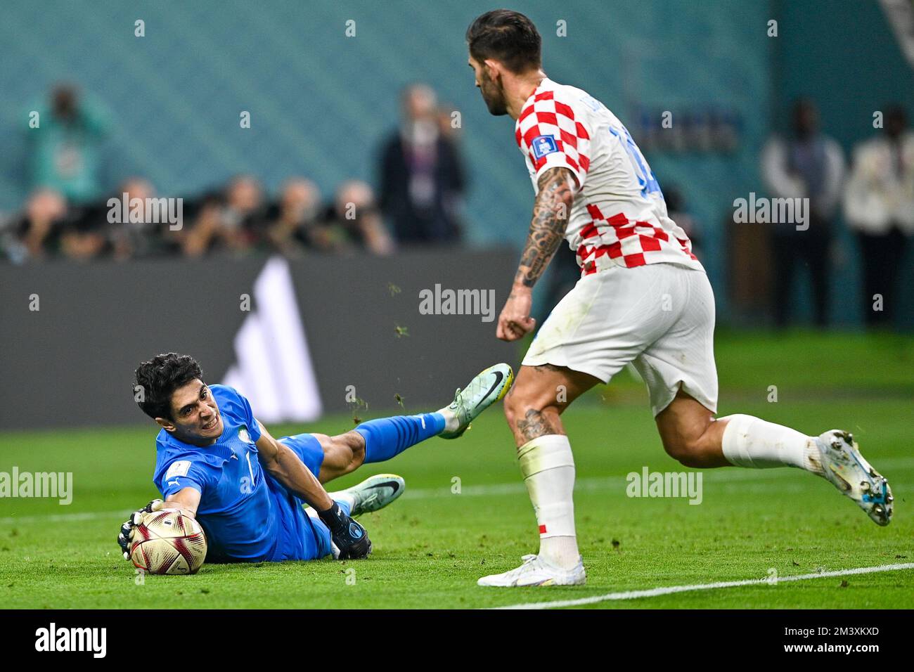 DOHA, QATAR - DÉCEMBRE 17 : Yassine Bounou, du Maroc, et Marko Livaja, de Croatie, lors de la 3rd coupe du monde de la FIFA, Qatar 2022 match entre la Croatie et le Maroc au stade international de Khalifa sur 17 décembre 2022 à Doha, Qatar (photo de Pablo Morano/BSR Agency) Banque D'Images