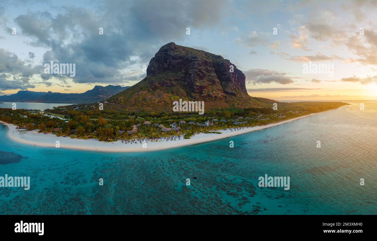 Photo panoramique du paysage aérien sur le côté sud de la Mauritanie. la montagne du morne brabant est en arrière-plan. Des nuages colorés dans le ciel. Tropique Banque D'Images