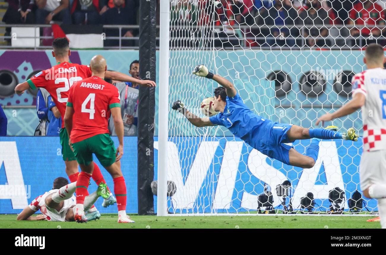 DOHA, QATAR - DÉCEMBRE 17 : gardien de but Yassine Bounou du Maroc en action contre Josko Gvardiol de Croatie lors de la coupe du monde de la FIFA, Qatar 2022 3rd place match entre la Croatie et le Maroc au stade international de Khalifa sur 17 décembre 2022 à Doha, Qatar. Photo: Igor Kralj/PIXSELL crédit: Pixsell/Alay Live News Banque D'Images