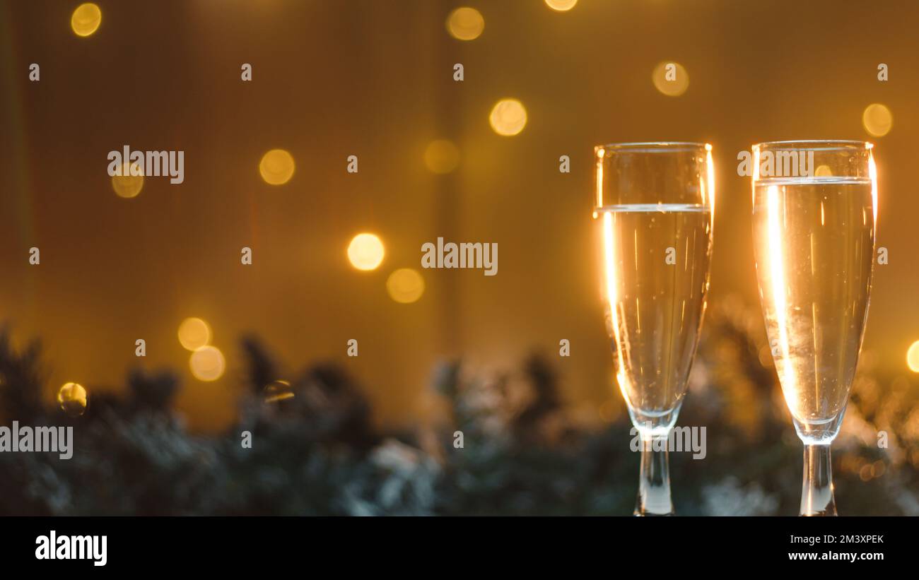 Champagne pétillant dans la nuit Banque D'Images