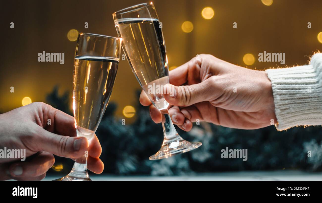 Toast pour le nouvel an avec un verre de champagne Banque D'Images