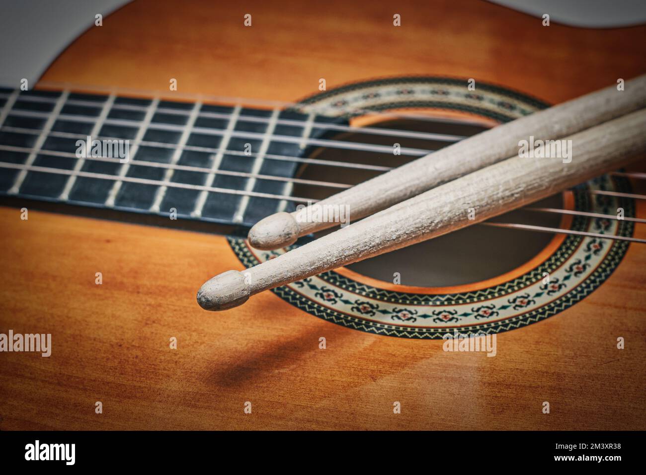 Détail de pilons fixés à une guitare acoustique Banque D'Images