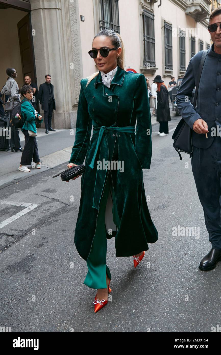 MILAN, ITALIE - 25 SEPTEMBRE 2022: Femme avec un manteau de velours vert  avant Giorgio Armani défilé de mode, Milan Fashion week Street style Photo  Stock - Alamy