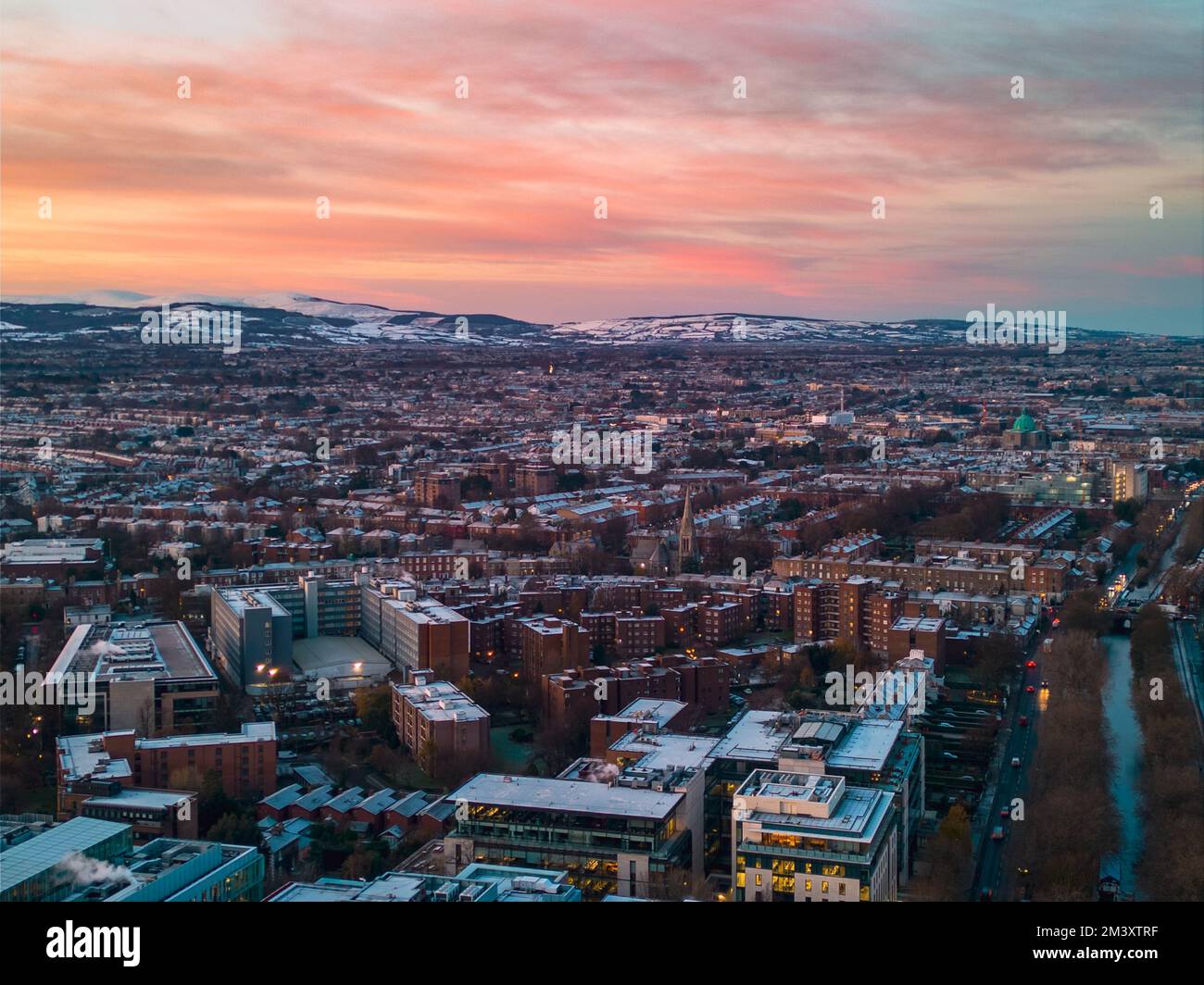 Lever du soleil dans le ciel rouge au-dessus des montagnes enneigées de Dublin et d'un Dublin gelé Banque D'Images