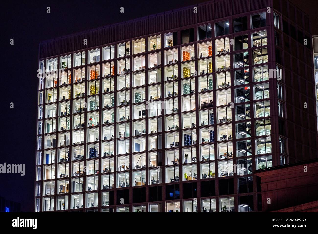 Construction de bureaux éclairés la nuit pendant une crise énergétique. | Batiment de bureaux eclaire la nuit alors que la Belgique traverse une caisse energ Banque D'Images