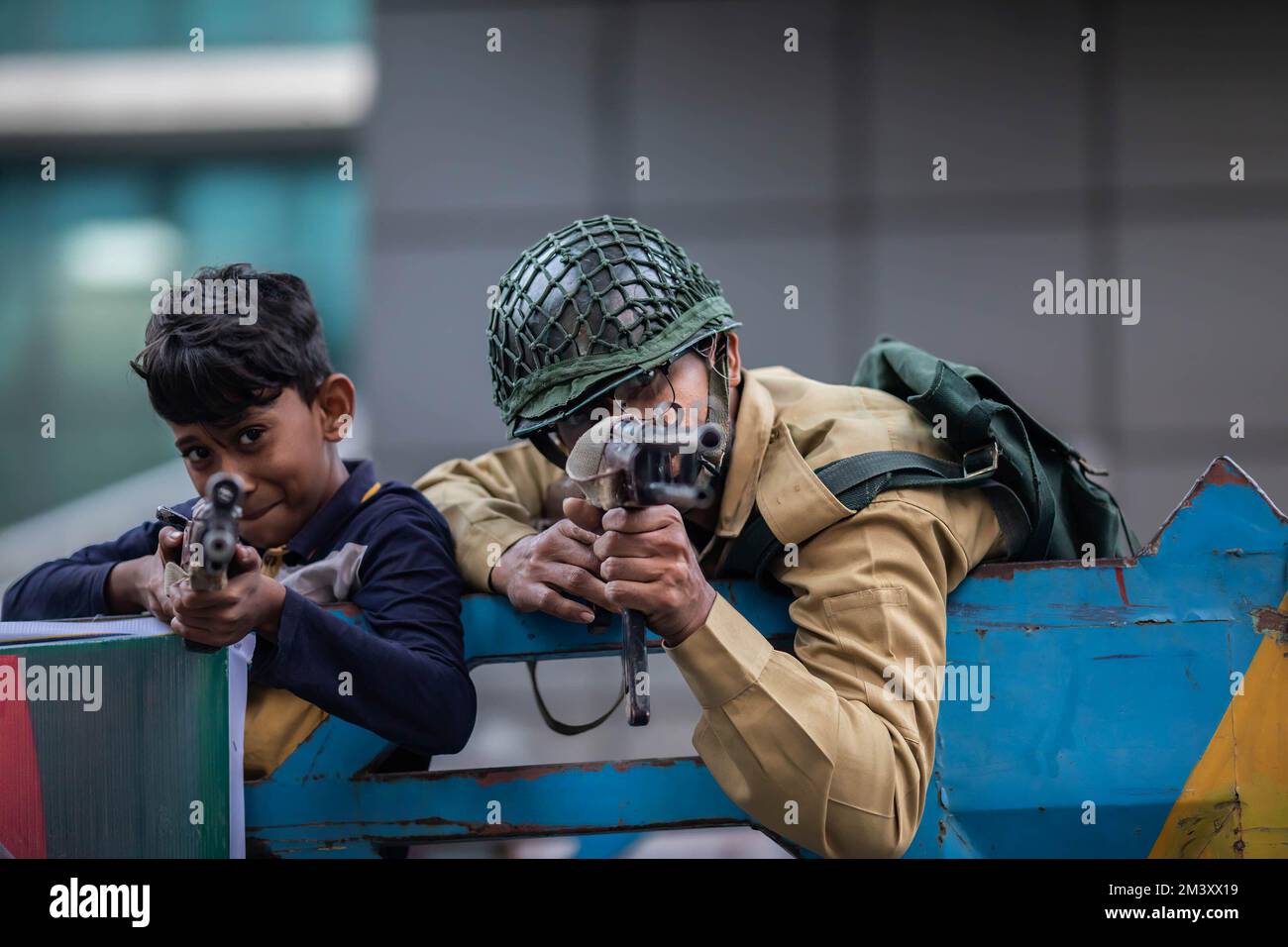 Dhaka, Bangladesh. 17th décembre 2022. Les partisans de la Ligue Awami du Bangladesh se font des combattants de la liberté lors de la grande célébration du jour de la victoire. La Ligue Awami a organisé un rassemblement pour célébrer le grand jour de la victoire. Des millions de personnes ont assisté à la procession de la victoire "Bijoy Shobhajatra" Credit: SOPA Images Limited/Alay Live News Banque D'Images