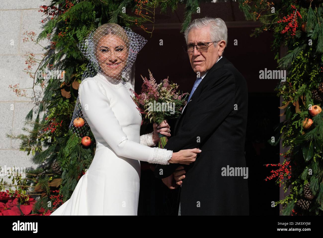 Madrid, Espagne. 17th décembre 2022. La mariée Cristina Reyes avec son père vu lors de sa cérémonie de mariage à la Chapelle de notre Dame de Begoña à Madrid. Crédit : SOPA Images Limited/Alamy Live News Banque D'Images