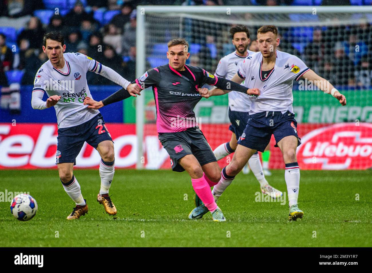 Bolton, Royaume-Uni. 17th décembre 2022George Johnston de Bolton Wanderers s'attaque à Jay Stansfield d'Exeter City FCduring le match de la Sky Bet League 1 entre Bolton Wanderers et Exeter City à l'Université de Bolton, Bolton, le samedi 17th décembre 2022. (Crédit : Ian Charles | MI News & Sport) crédit : MI News & Sport /Alay Live News Banque D'Images