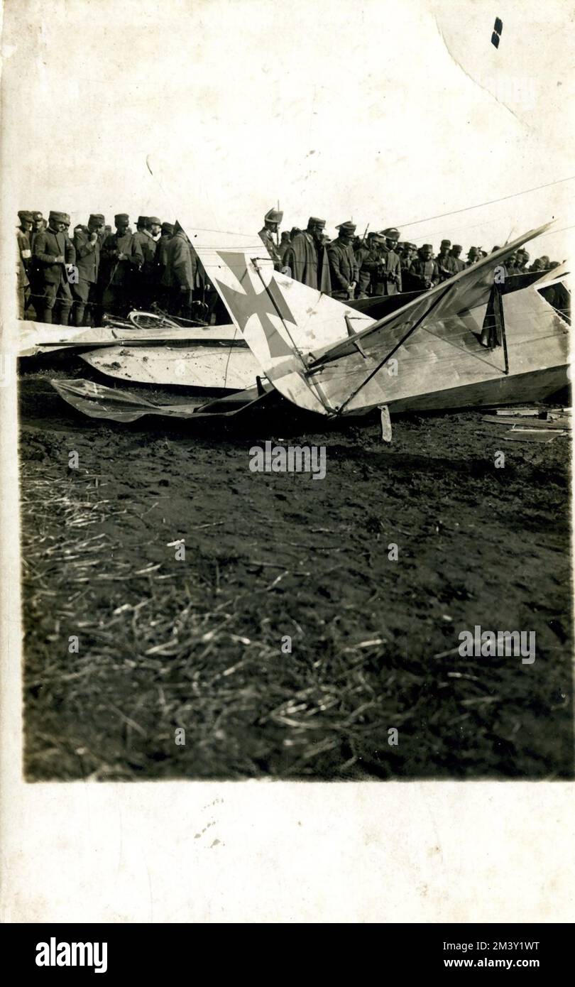 Prima Guerra Mondiale - Fronte Italiano - Soldati Italiani in posa dieditro ai rottami di un aeroplano dell'impero tedesco (1) Banque D'Images