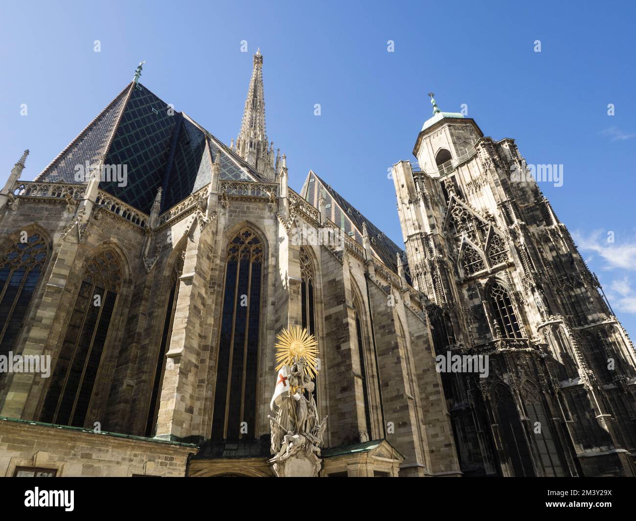 Statue de Saint François avec éclat solaire, cathédrale Saint-Étienne (Stefansdom), Vienne, Autriche, Europe Banque D'Images