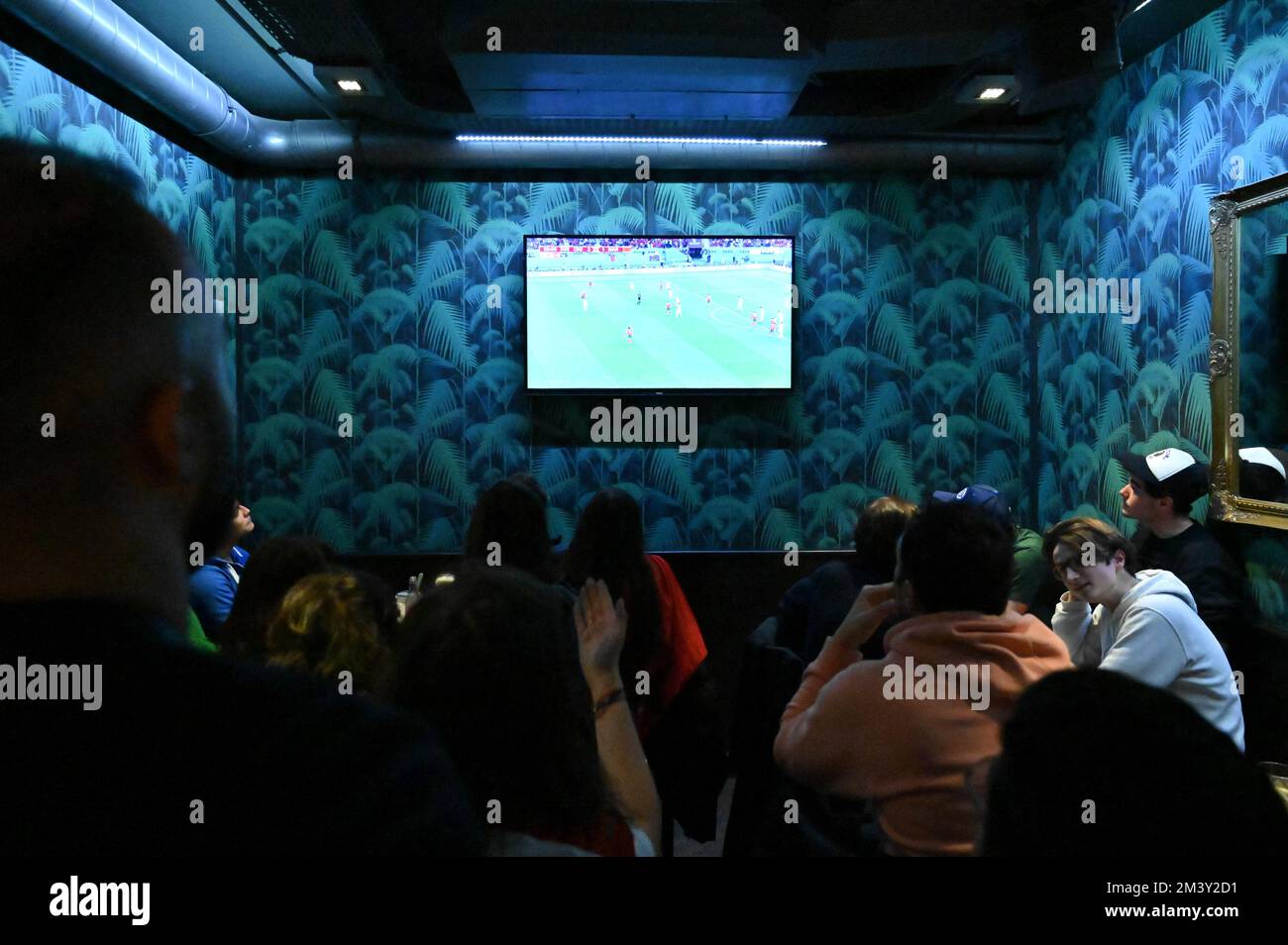 Paris, France. 17th décembre 2022. Illustration des fans marocains de football dans un bar parisien lors de la petite finale de la coupe du monde 2022 au Qatar sur 17 décembre 2022, à Paris, France. Photo de Tomas Stevens/ABACAPRESS.COM crédit: Abaca Press/Alay Live News Banque D'Images