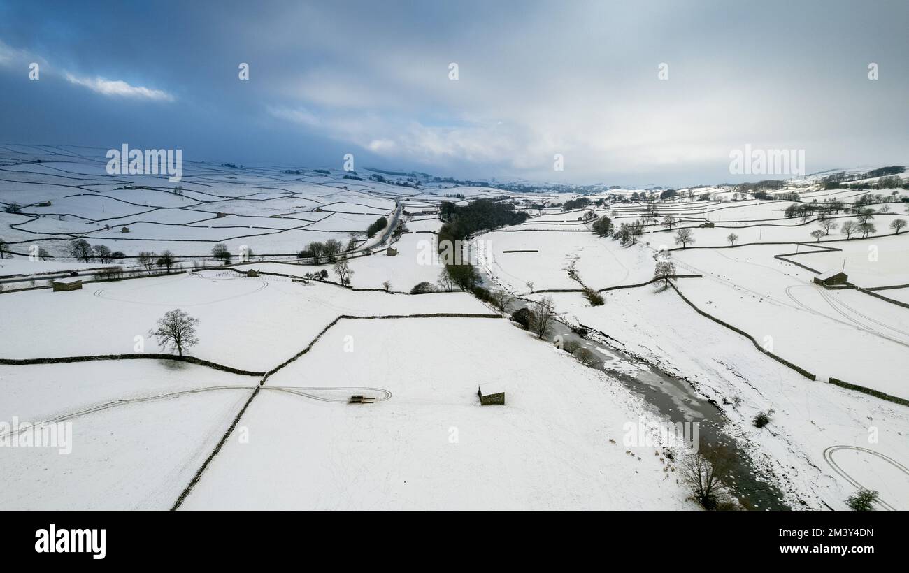 Wensleydale, North Yorkshire, Royaume-Uni. 17 décembre 2022 - temps - les chutes de neige à Wensleydale dans le parc national de Yorkshire Dales ont causé de nombreuses perturbations de voyage et ont été coupées en électricité en raison de l'effondrement des lignes électriques sous le poids de la neige. En regardant Wensleydale depuis Bainbridge vers Hawes. Crédit : Wayne HUTCHINSON/Alamy Live News Banque D'Images