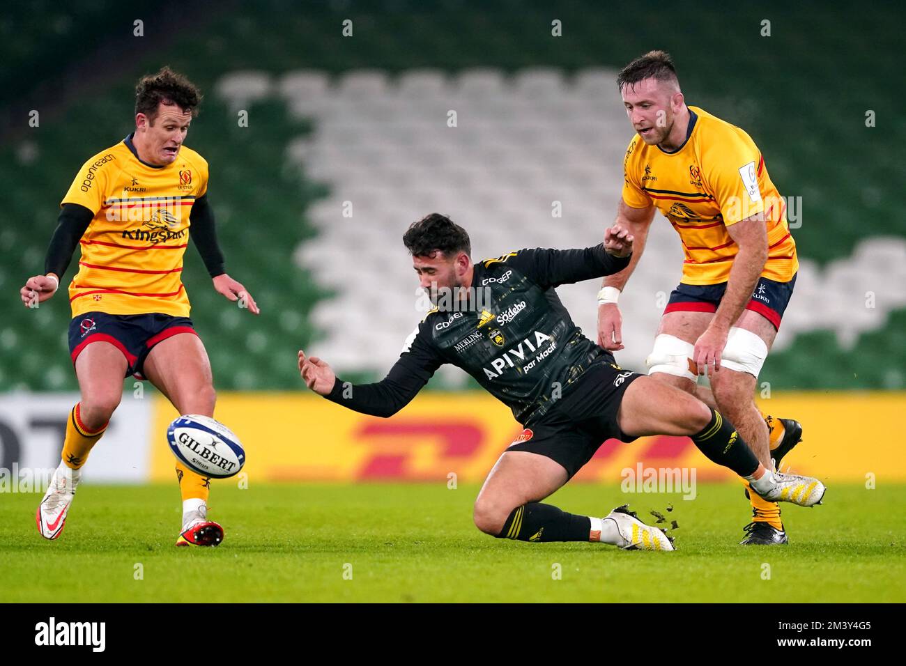 Antoine Hastoy (au centre) de la Rochelle est affronté par Alan O'Connor, de Ulster Rugby, lors du match de la coupe des champions Heineken au stade Aviva, à Dublin. Date de la photo: Samedi 17 décembre 2022. Banque D'Images