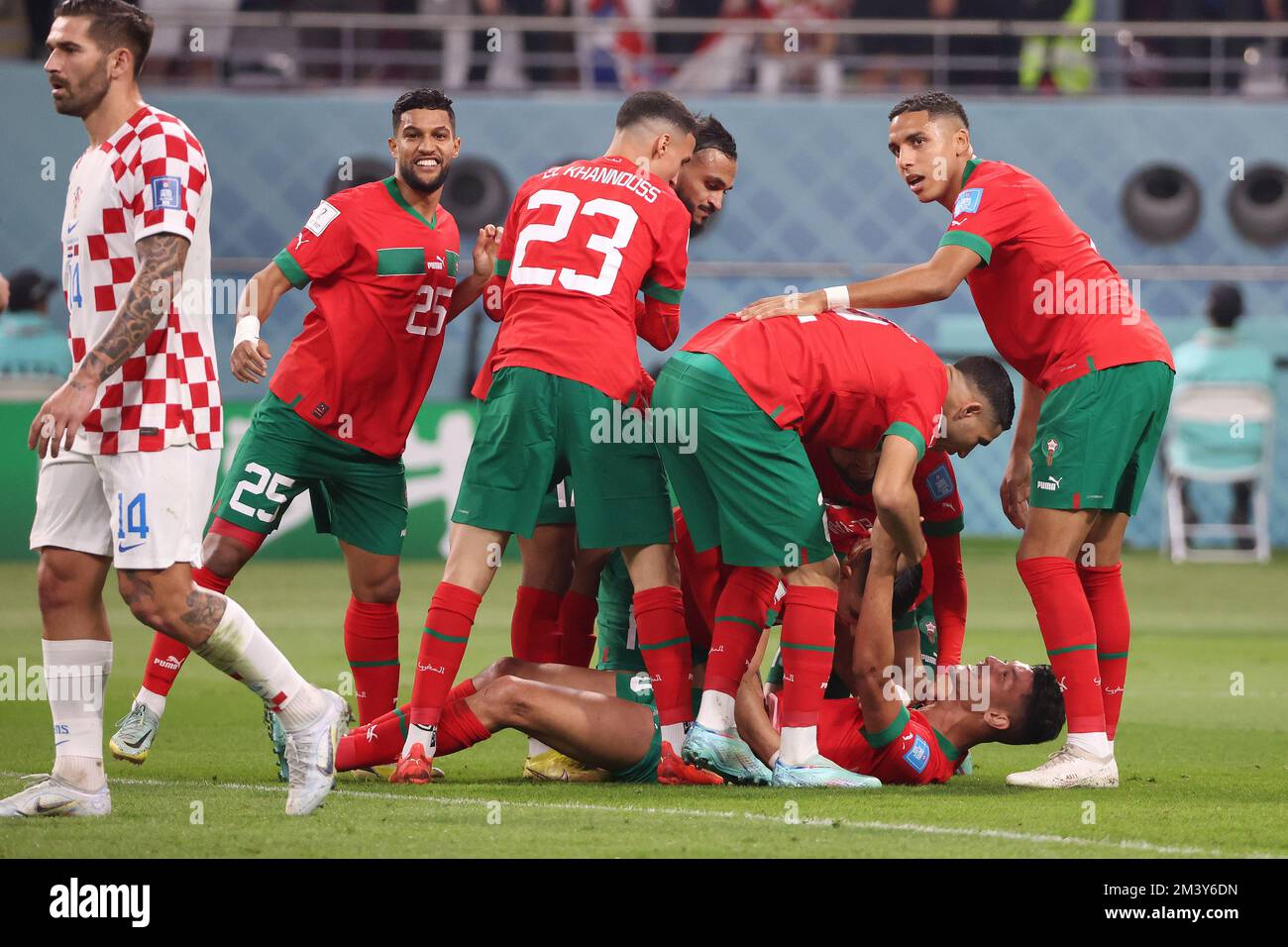 Achraf Dari, du Maroc, fête après avoir marqué le premier but de son équipe avec ses coéquipiers lors de la coupe du monde de la FIFA 2022, troisième match de football entre la Croatie et le Maroc sur 17 décembre 2022 au stade international de Khalifa à AR-Rayyan, Qatar - photo : Jean Catuffe/DPPI/LiveMedia Banque D'Images