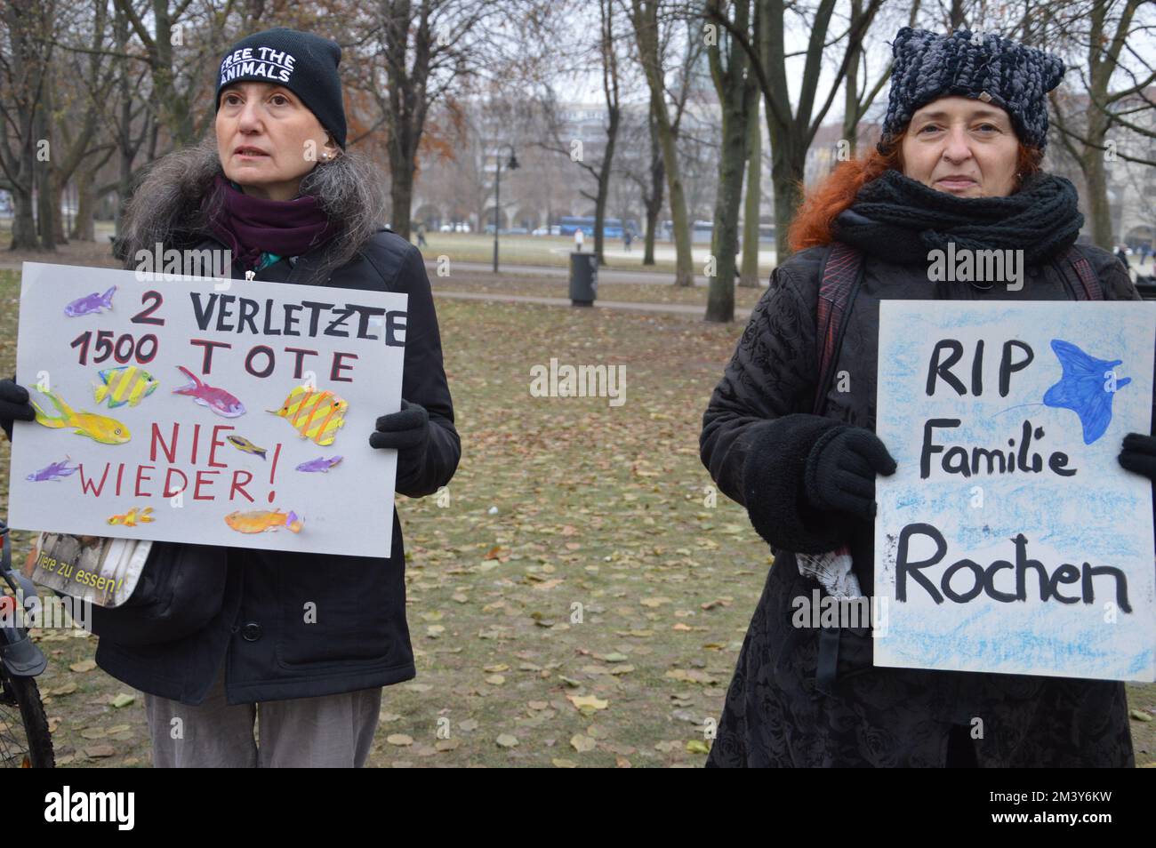 Berlin, Allemagne - 17 décembre 2022 - rassemblement d'animaux pro devant l'hôtel Radisson un jour après l'accident de l'aquarium géant. (Photo de Markku Rainer Peltonen) Banque D'Images