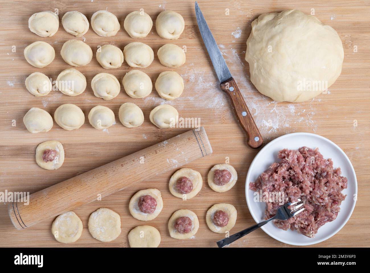 Le processus de fabrication de boulettes maison. Viande hachée sur la pâte. Cuisine russe Banque D'Images