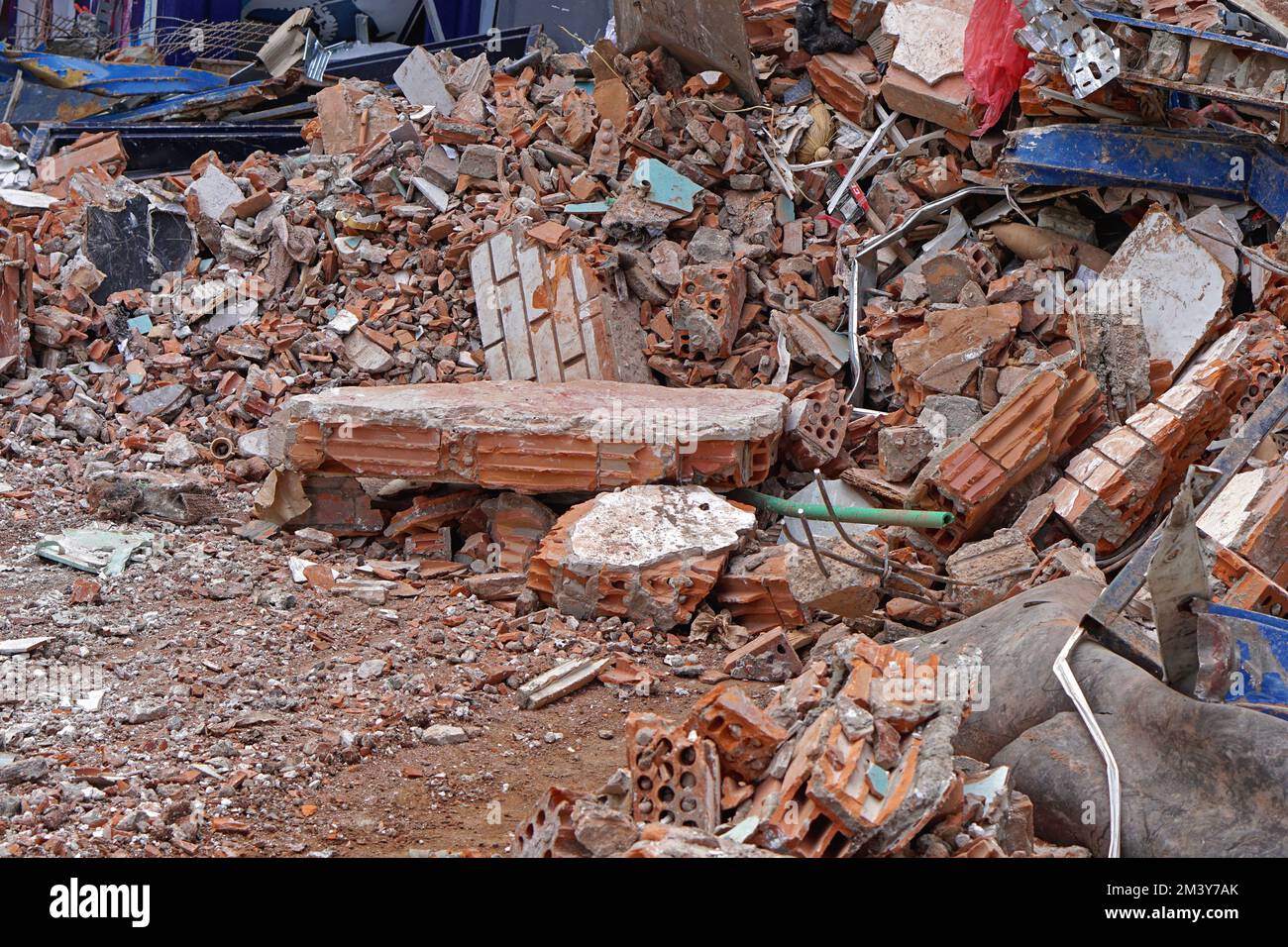 Grande pile de briques de déchets de construction décharge des déchets de site Banque D'Images