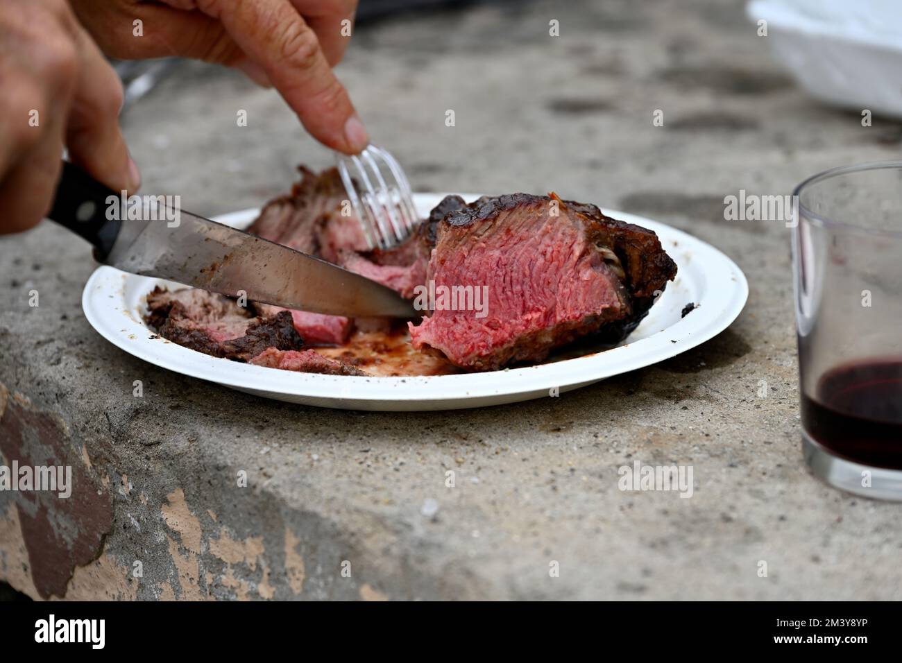 Couper la viande au barbecue Banque D'Images