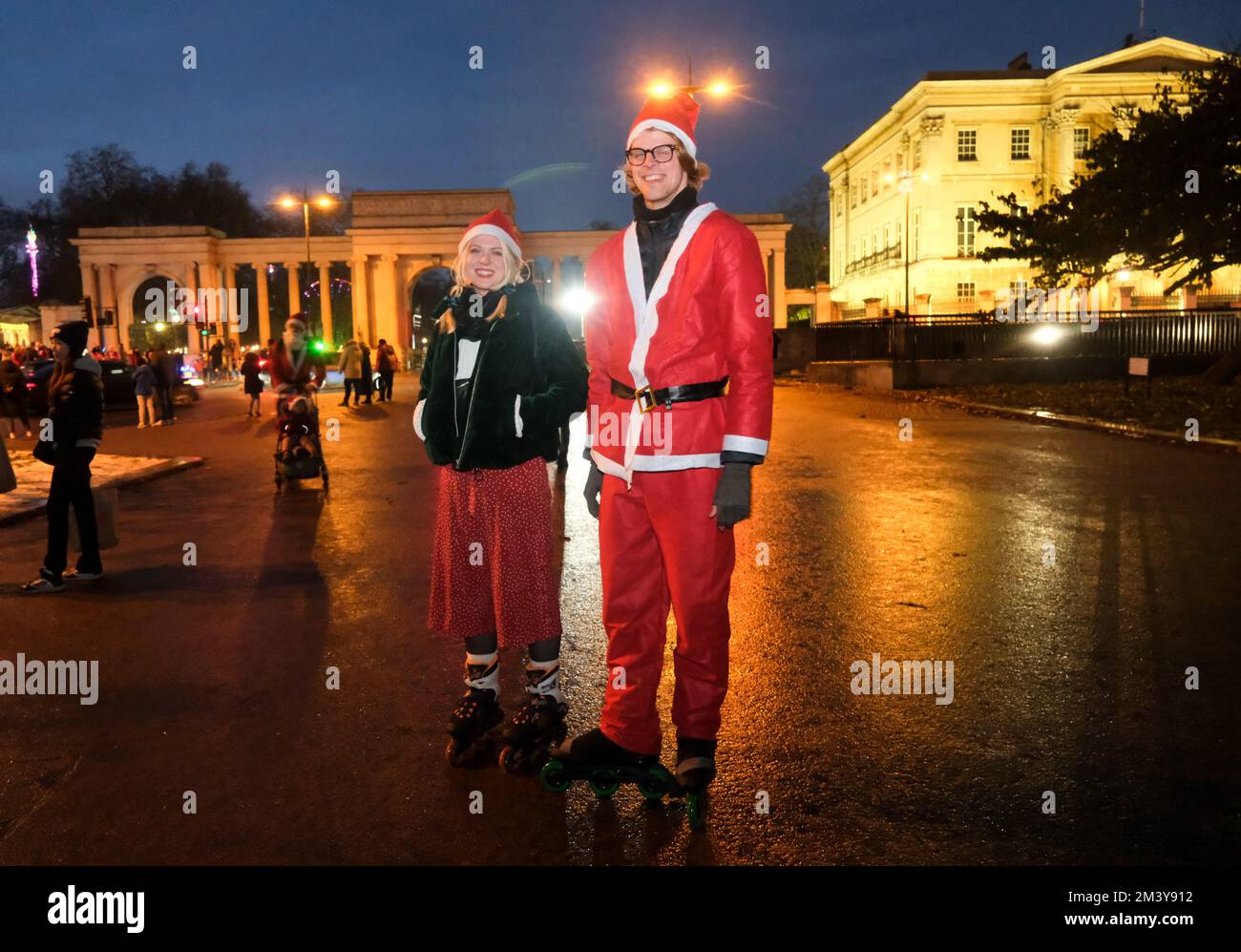 Hyde Park Corner, Londres, Royaume-Uni. 17th décembre 2022. 100s des patineurs de Londres prennent part à SantaSkate 2022, vêtus comme Santas, Elves et rennes. Crédit : Matthew Chattle/Alay Live News Banque D'Images