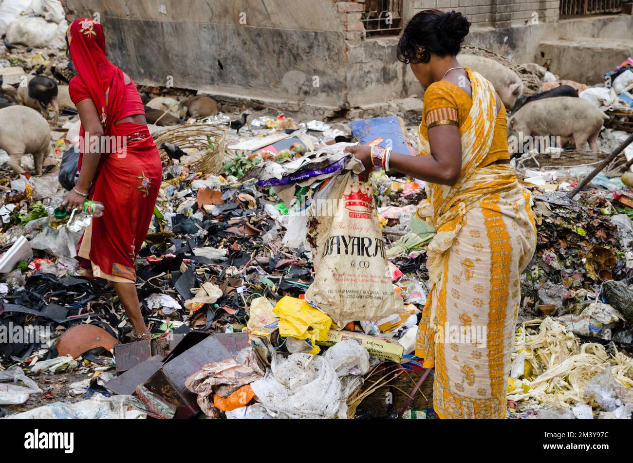 Les déchets sont un énorme problème dans la population surpeuplée de Kolkata. Une petite caste qui tri les pièces recyclables Banque D'Images