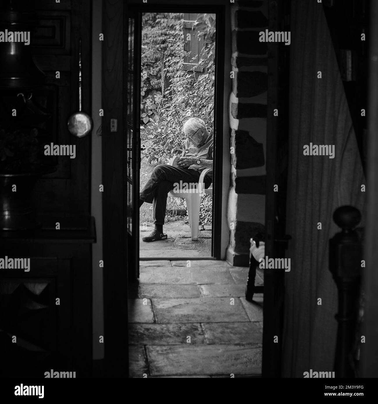 Des vieux lisant un livre pendant l'été à Saint-Jean-pied-de-Port, village traversé par le chemin de Saint-Jean-de-Compostelle, France. 6 août 2022. Banque D'Images