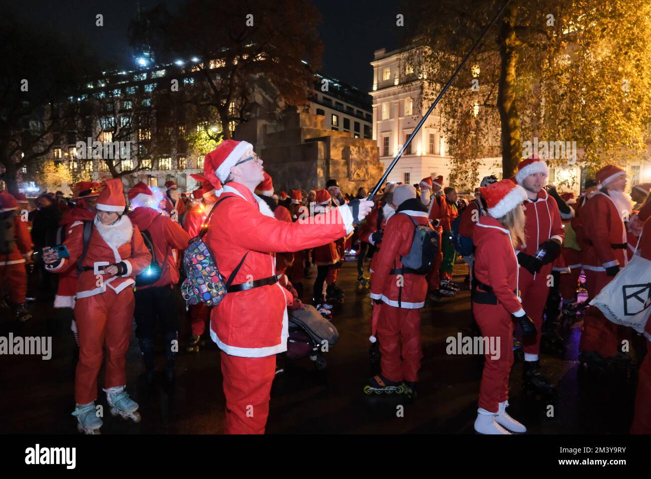 Hyde Park Corner, Londres, Royaume-Uni. 17th décembre 2022. 100s des patineurs de Londres prennent part à SantaSkate 2022, vêtus comme Santas, Elves et rennes. Crédit : Matthew Chattle/Alay Live News Banque D'Images