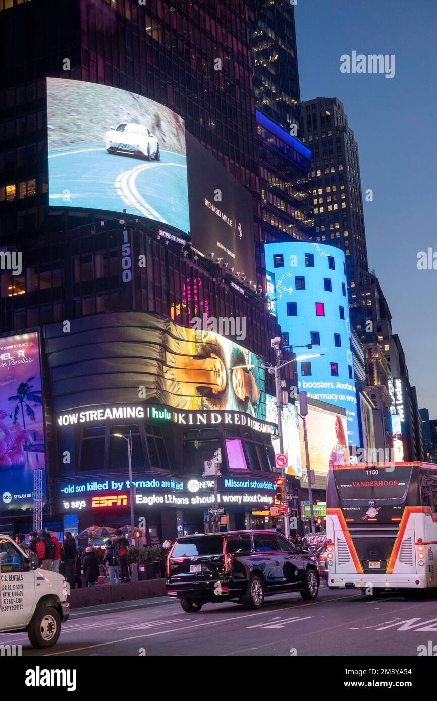 Des panneaux d'affichage électroniques permettent d'allumer Times Square la nuit, New York 2022 Banque D'Images
