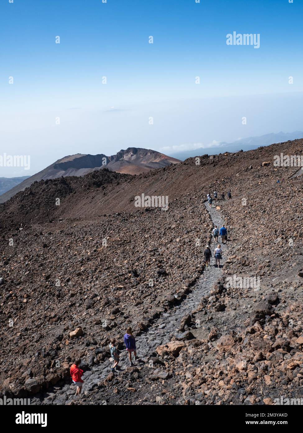 Ténérife, Espagne, 3 novembre 2022: Personnes marchant le long du chemin vers le point de vue de Pico Viejo à el Teide, Ténérife, îles Canaries Banque D'Images