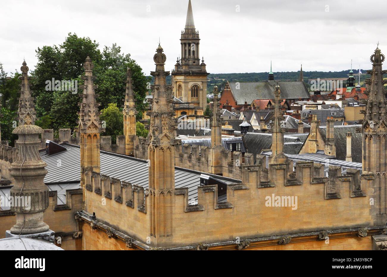 Certains des nombreux clochers rêvants des universités d'Oxford. Banque D'Images