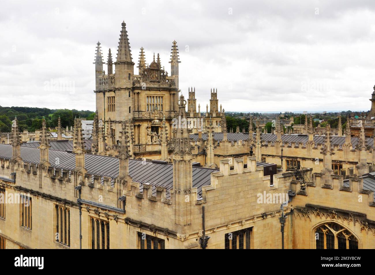 Certains des nombreux clochers rêvants des universités d'Oxford. Banque D'Images