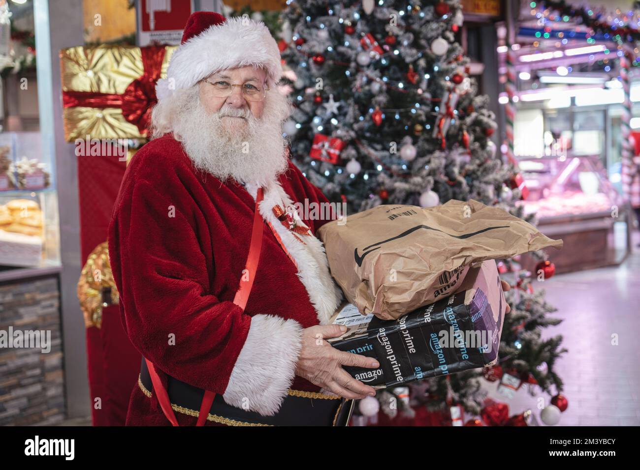 Le Père Noël tient des cadeaux de Noël commandés auprès d'Amazon. Milan  Italie - décembre 2022 Photo Stock - Alamy