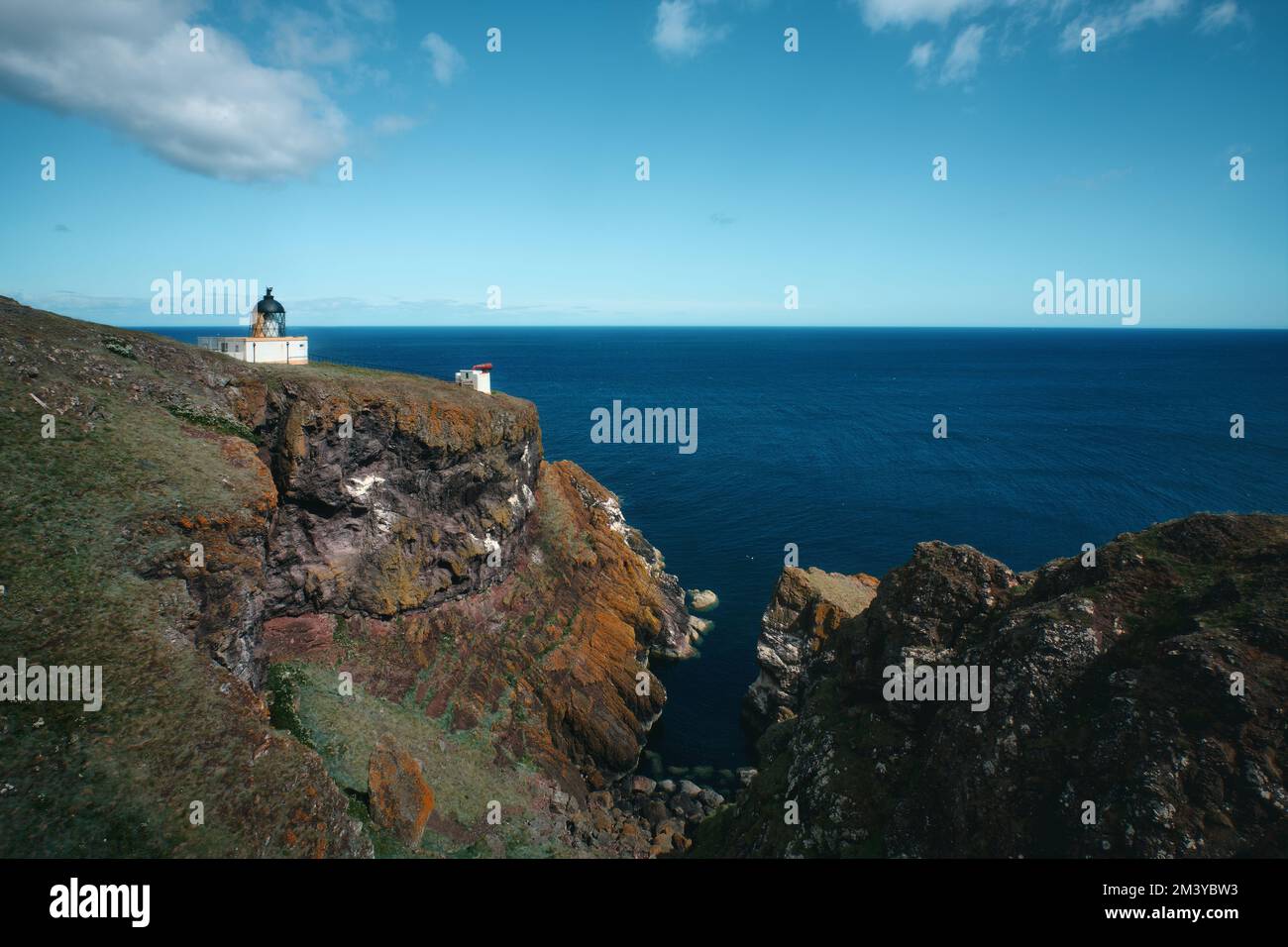 Le bord de mer écossais et le phare sur la falaise. Réserve naturelle nationale St ABB's Head sur la côte du Berwickshire, Écosse, Royaume-Uni Banque D'Images