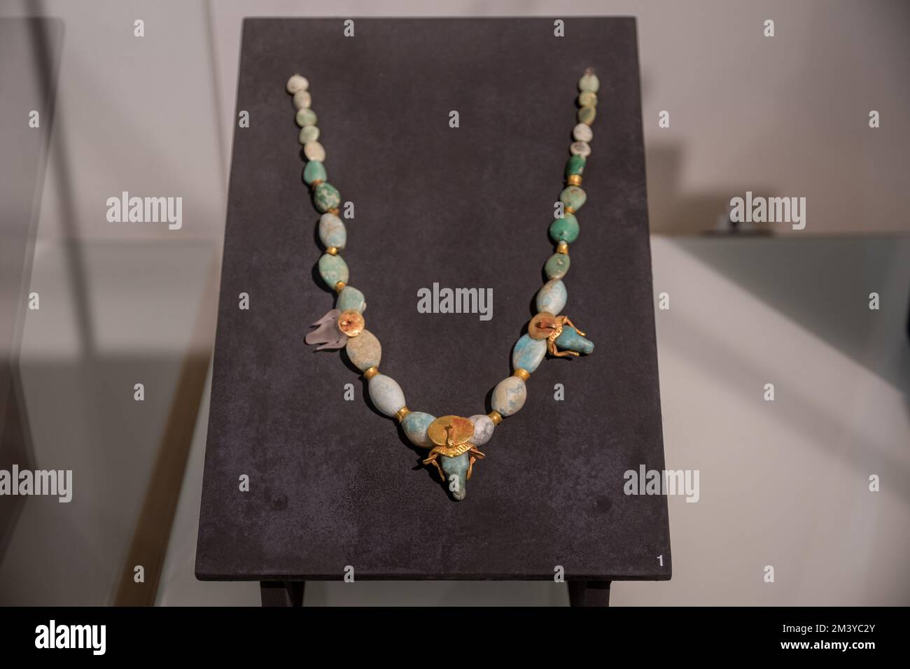 Collier à trois têtes de bélier couronné d'un disque solaire. Or et turquoise. Période de Kushite. 25th Dynasty (715-332 av. J.-C.). Musée égyptien, Barcelone, Cata Banque D'Images