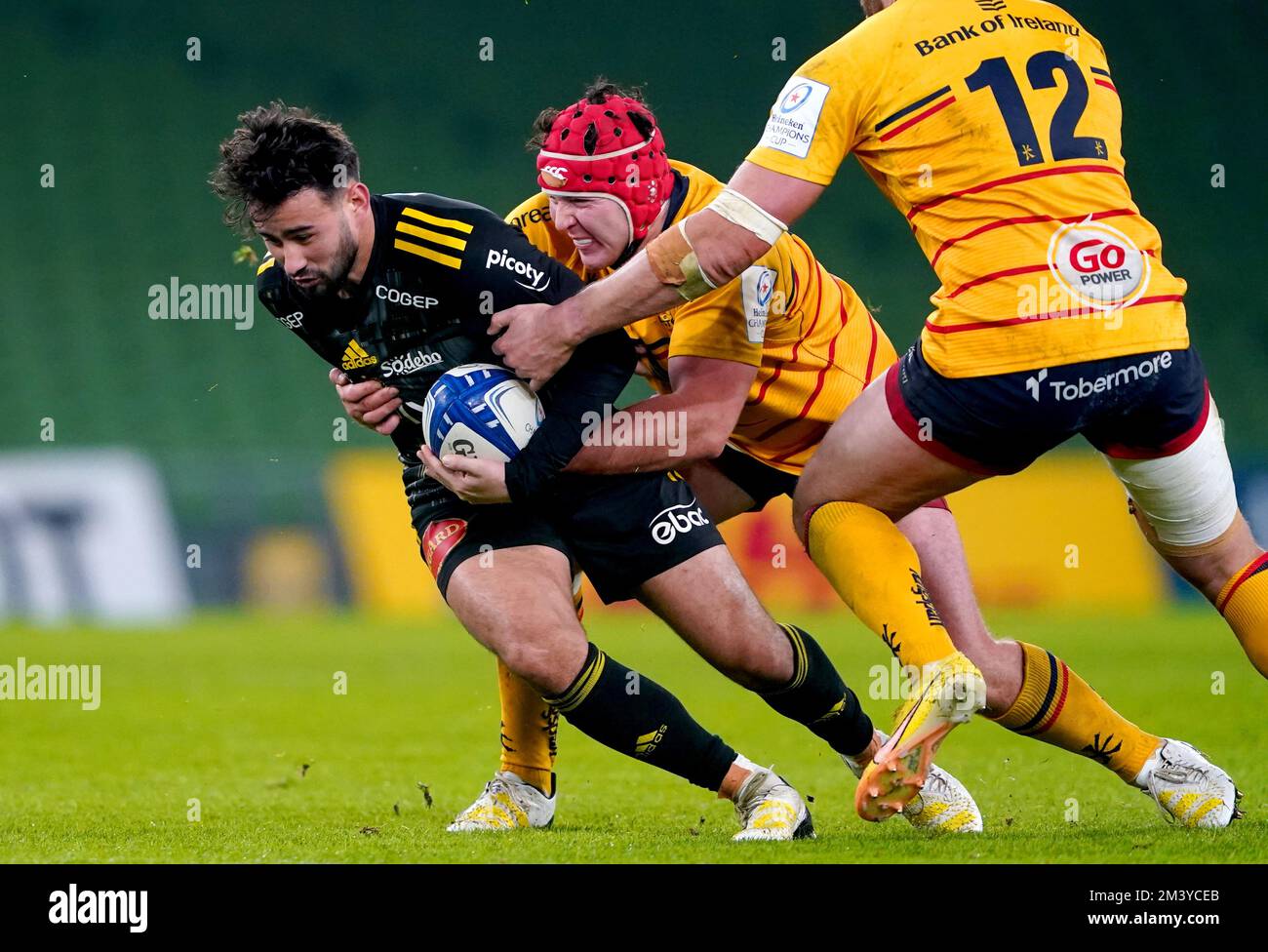 Antoine Hastoy (à gauche) de la Rochelle est affronté par Stuart McCloskey et Tom Stewart d'Ulster Rugby lors du match de la coupe des champions Heineken au stade Aviva, à Dublin. Date de la photo: Samedi 17 décembre 2022. Banque D'Images