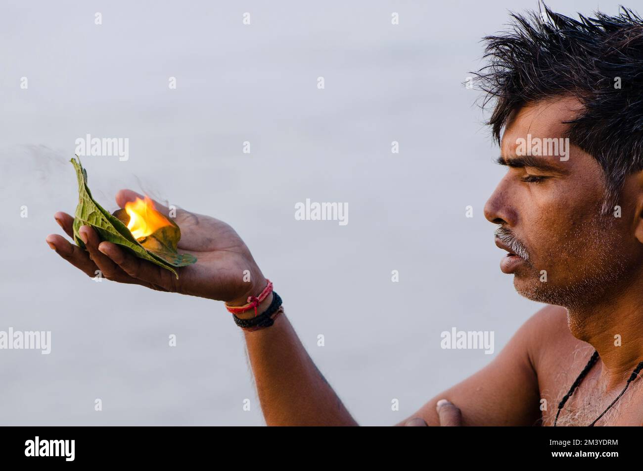 Pèlerin priant à Sangam, la confluence des fleuves saints Ganges, Yamuna et Saraswati Banque D'Images