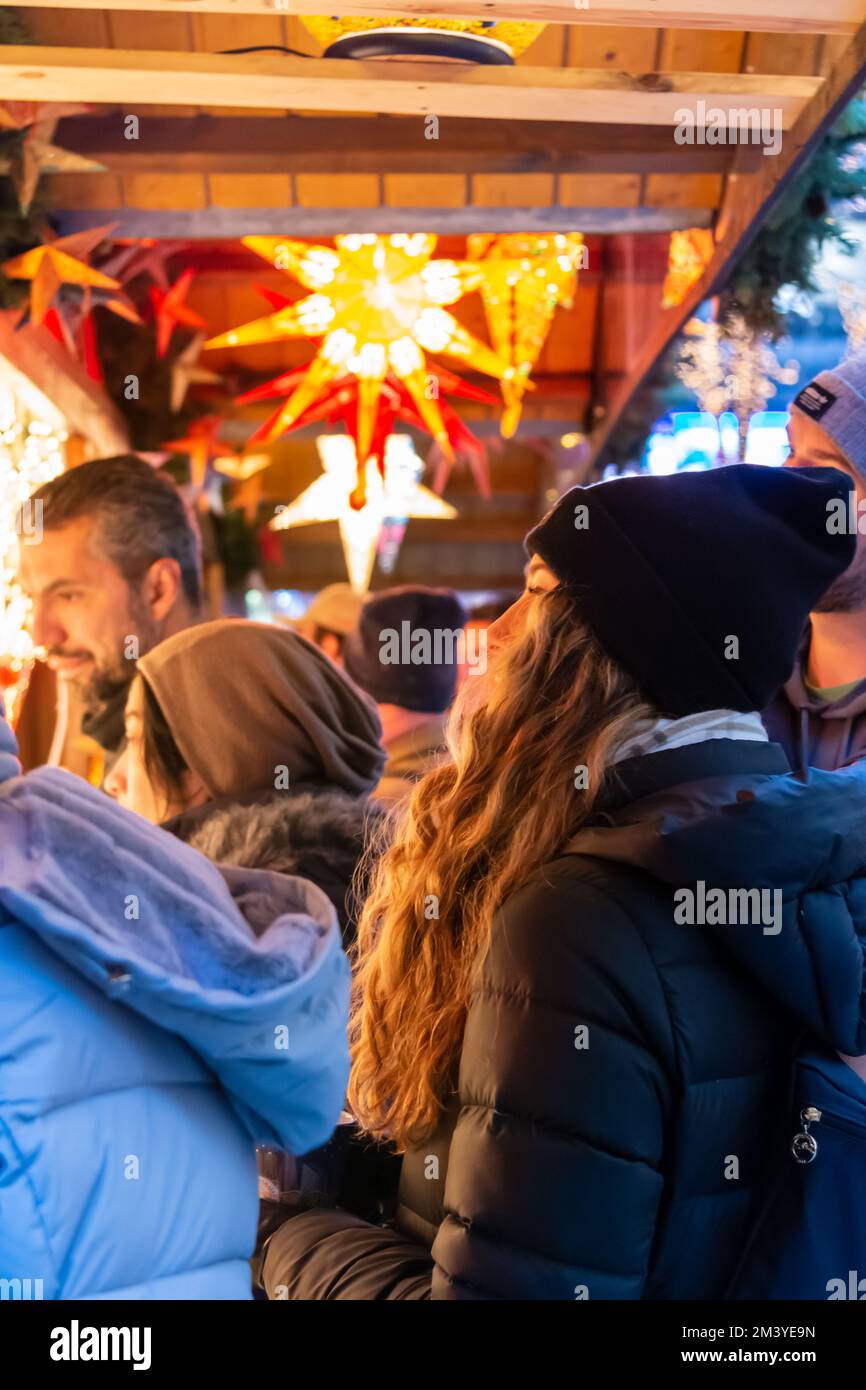 Chicago, il, Etats-Unis - 16 décembre 2022: Shoopers à la recherche de produits sur le thème de Noël au Christkinllmarket à la Daley Plaza à Chicago, Illinois. Banque D'Images