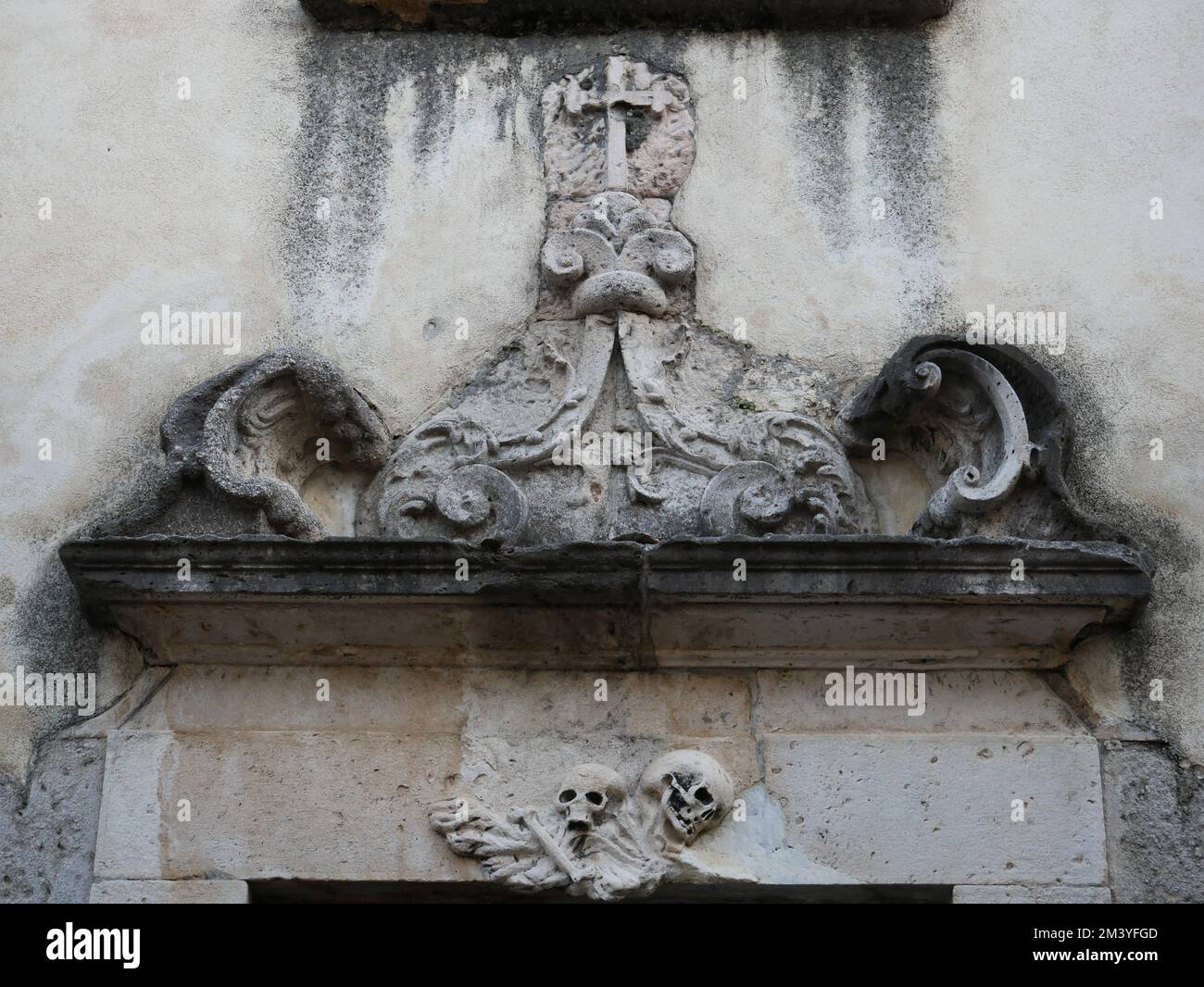 Rivisondoli - Abruzzo - les décorations avec (crâne et os) qui dominent le portail de l'église désectée de Santa Maria della Concezione Banque D'Images