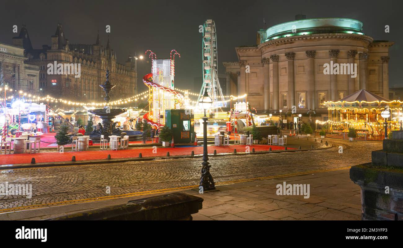 St George's Hall, Liverpool. Avec le Fayre de Noël et le marché en plein essor. Photo prise en décembre 2022. Banque D'Images