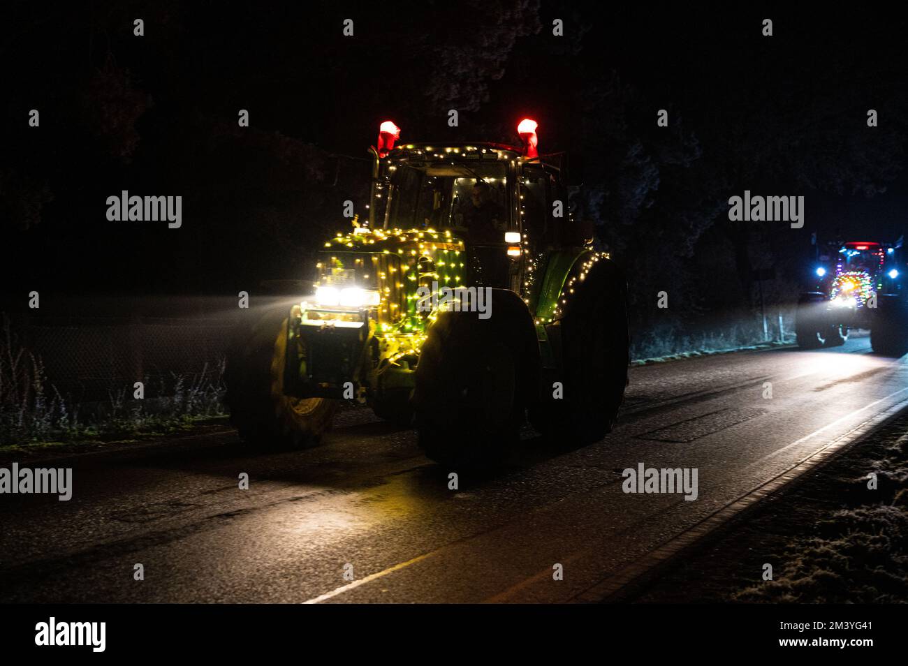 Allemagne 17/12/2022: Défilé lumineux de tracteurs traverse la banlieue Banque D'Images