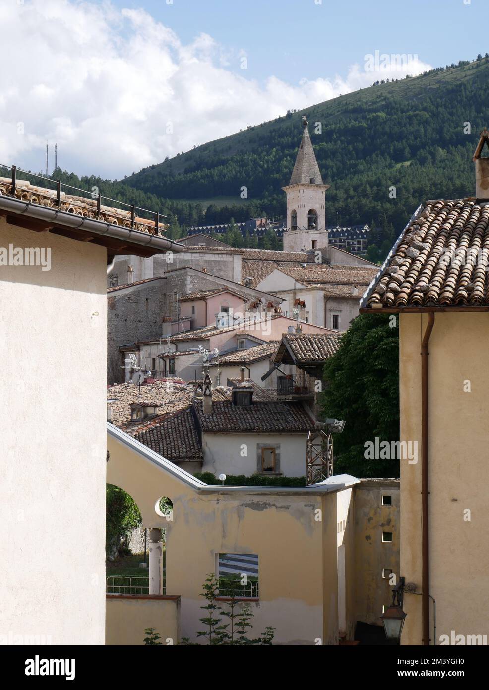 Pesostanzo - Abruzzo - l'un des plus beaux villages touristiques d'Italie - en arrière-plan se trouve le majestueux clocher de l'église mère Banque D'Images