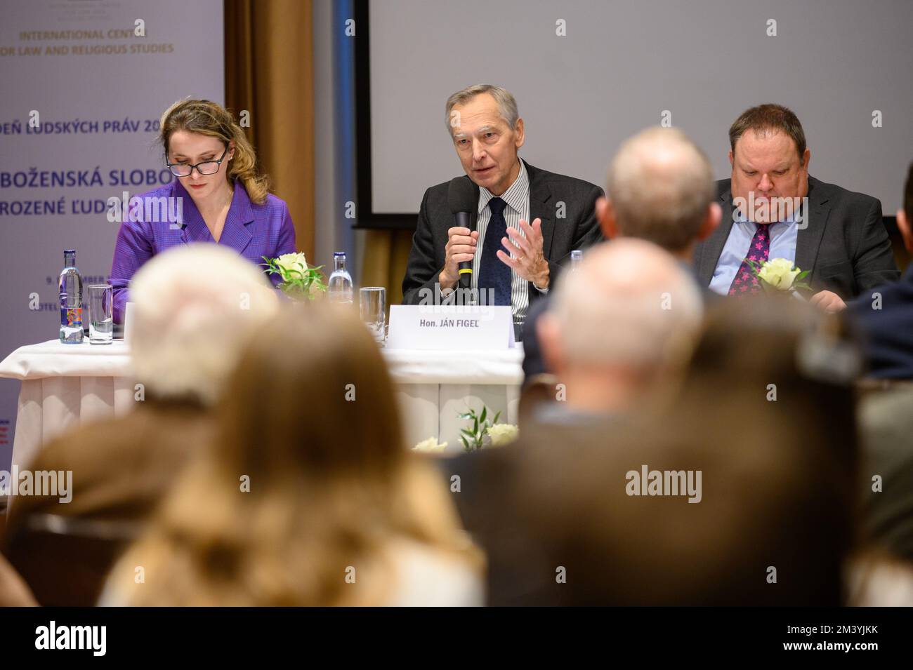 Ján Figeľ s'exprimant lors de la Conférence "liberté religieuse - le droit de l'homme attaqué" à Bratislava, Slovaquie. 2022/12/09. Banque D'Images
