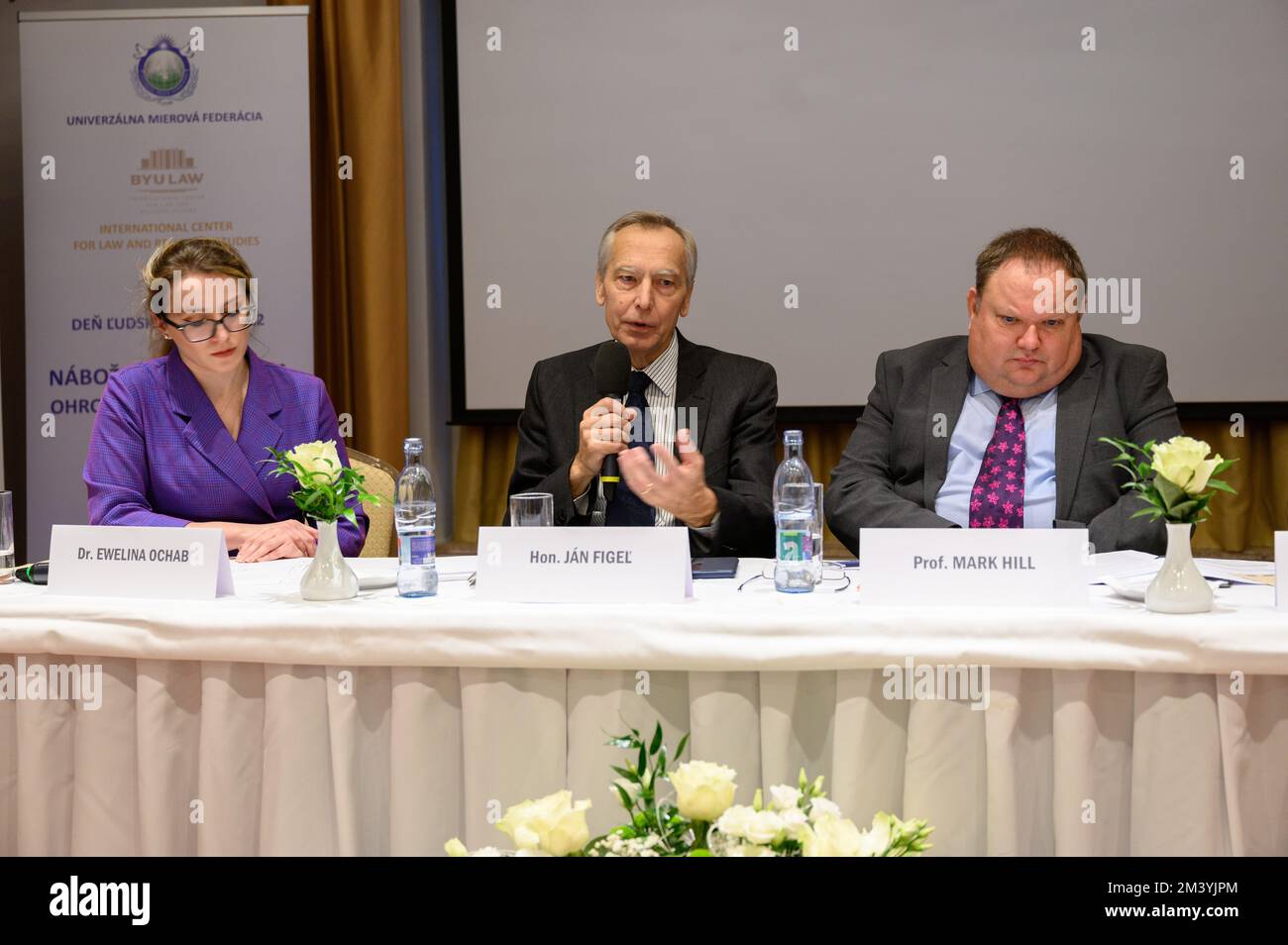 Ján Figeľ s'exprimant lors de la Conférence "liberté religieuse - le droit de l'homme attaqué" à Bratislava, Slovaquie. 2022/12/09. Banque D'Images