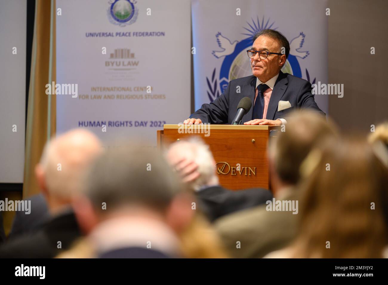 Afsar Rathor s'exprimant à la Conférence "liberté religieuse - le droit de l'homme attaqué" à Bratislava, Slovaquie. 2022/12/09. Banque D'Images