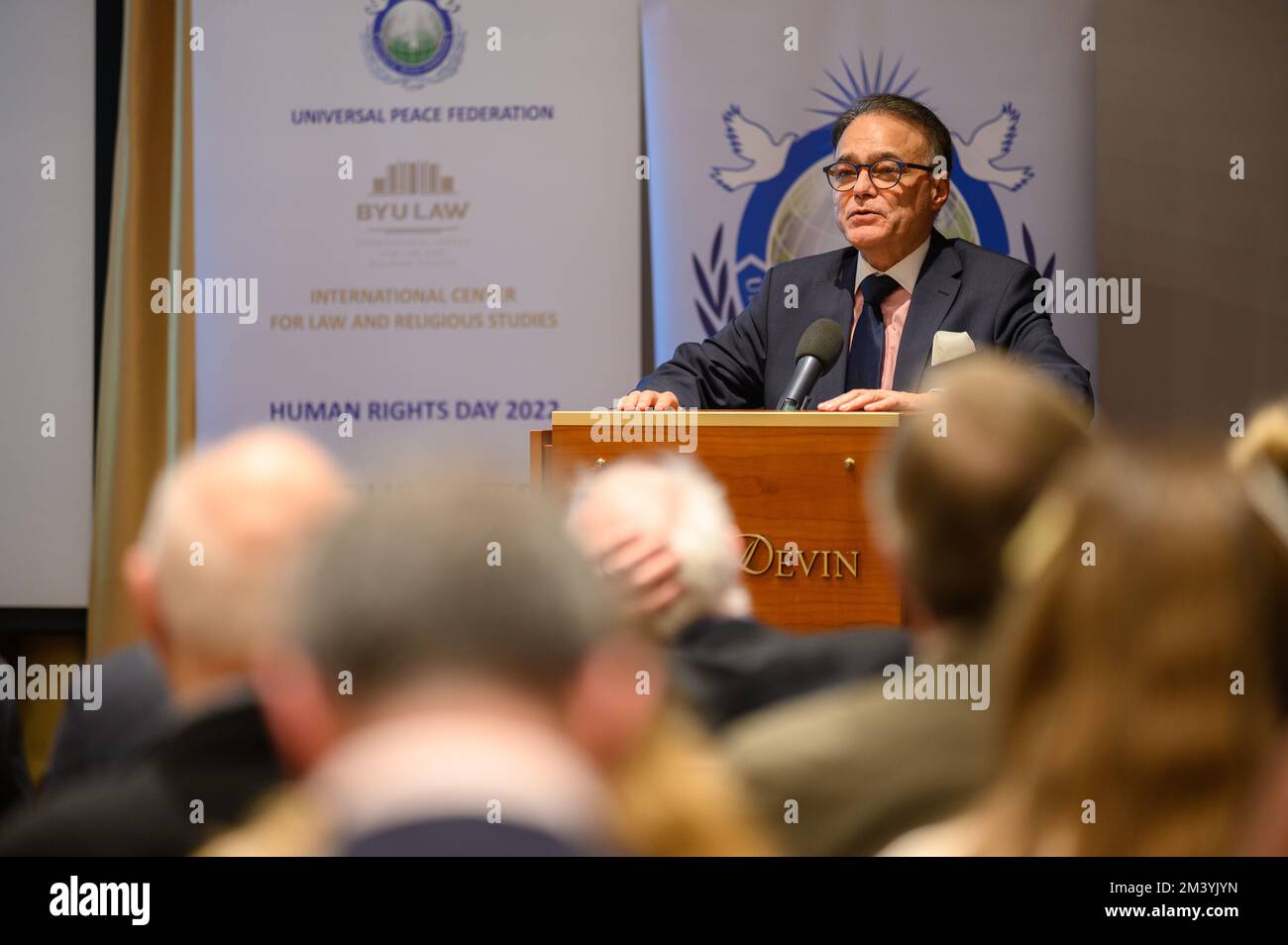 Afsar Rathor s'exprimant à la Conférence "liberté religieuse - le droit de l'homme attaqué" à Bratislava, Slovaquie. 2022/12/09. Banque D'Images