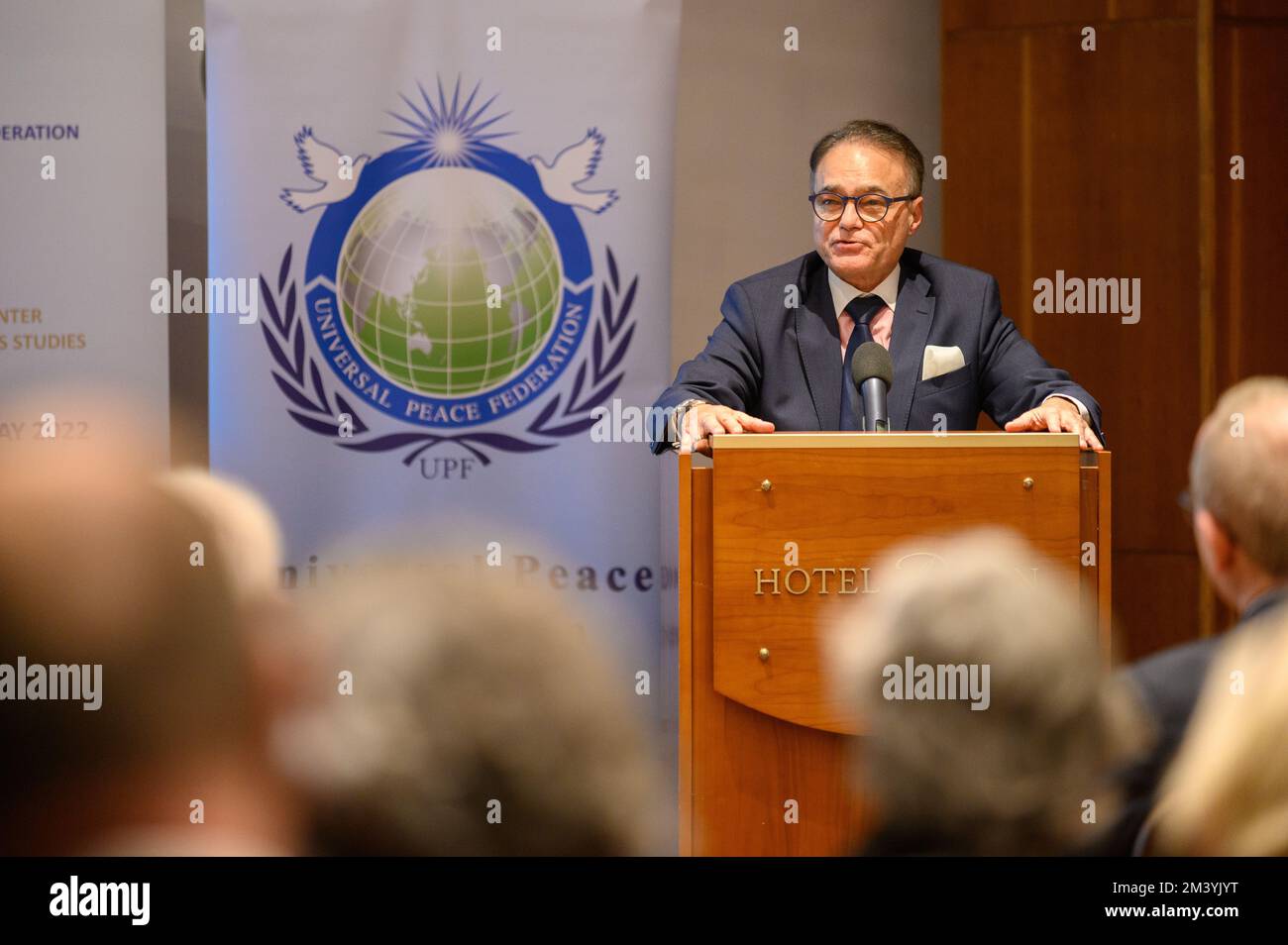 Afsar Rathor s'exprimant à la Conférence "liberté religieuse - le droit de l'homme attaqué" à Bratislava, Slovaquie. 2022/12/09. Banque D'Images