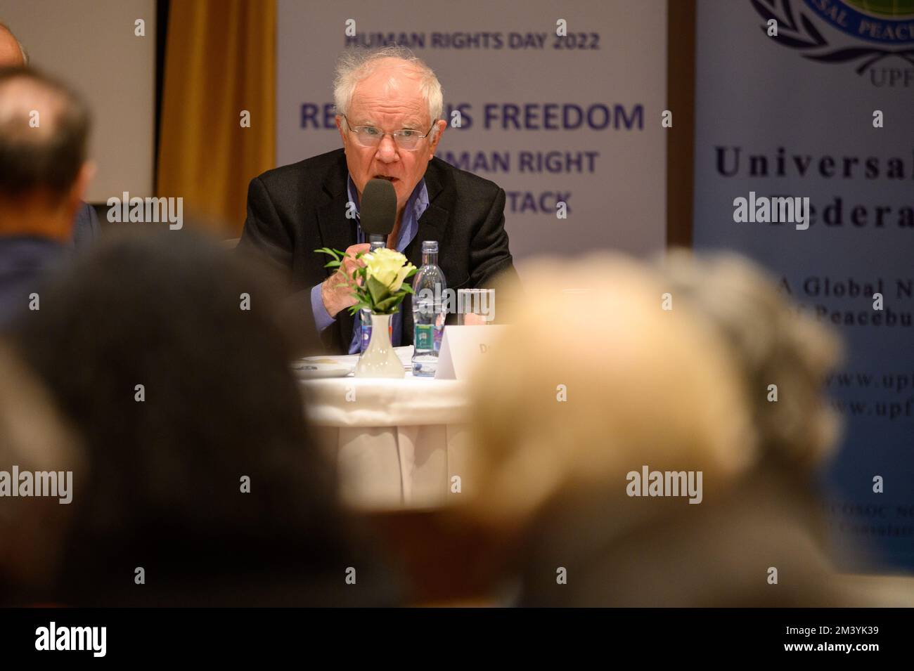 Aaron Rhodes s'exprimant lors de la conférence "liberté religieuse - le droit de l'homme attaqué" à Bratislava, Slovaquie. 2022/12/09. Banque D'Images