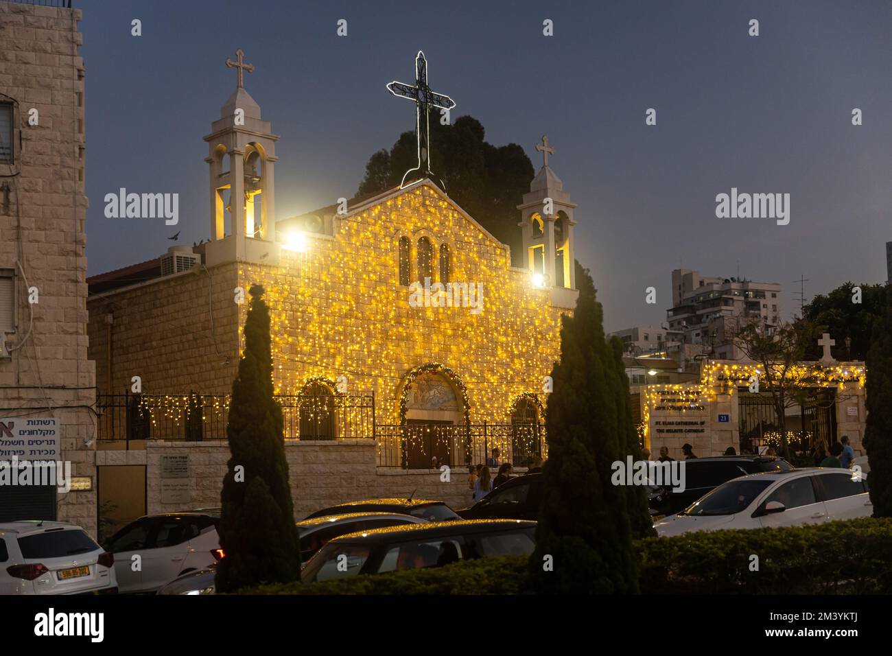 Haïfa, Israël décembre 2022St Elias Cathédrale du Melkite Catholique et arbre de Noël géant décoré pour Noël à Haïfa, Israël. Orthodo grec Banque D'Images