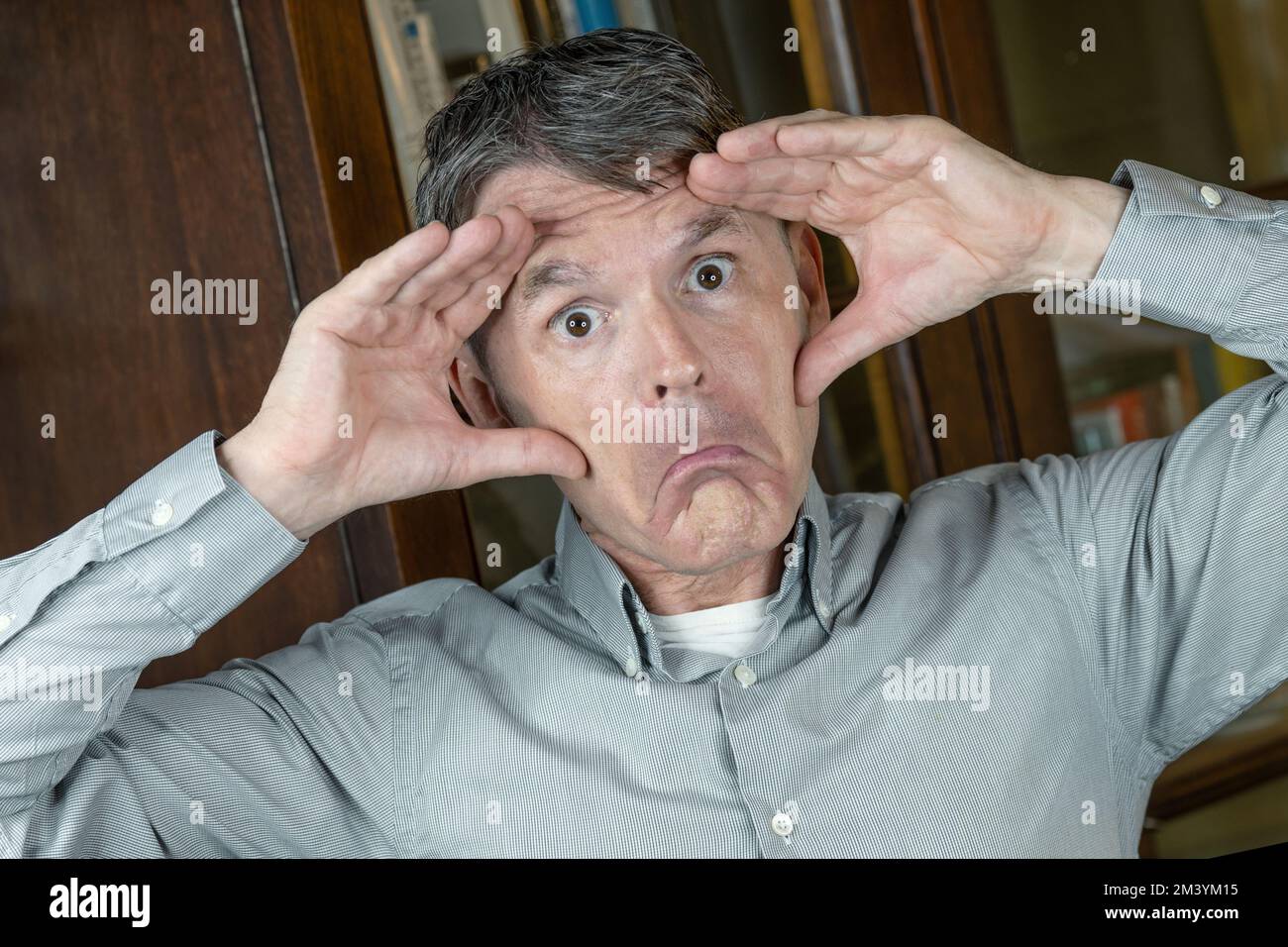 Agé et stressé, homme d'âge moyen. Banque D'Images